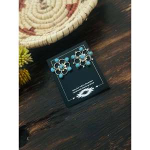 Boucles d'oreilles pendantes en forme de fleur plaquées or avec turquoise de Kingman Navajo et argent sterling, ornées de diamants en forme de poire - Product Image 4