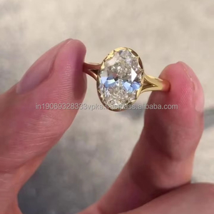 Magnifique bague de fiançailles en moissanite taille ovale avec sertissage festonné, solitaire à tige fendue en or jaune 10 carats, bague tendance pour cadeaux - Product Image 2