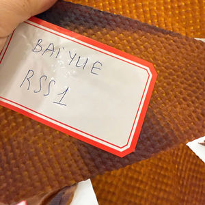 Matières premières en caoutchouc naturel de haute qualité RSS1 provenant du fabricant du Vietnam - Product Image 1