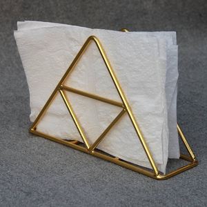 Porte-serviettes en métal doré créatif simple en forme de triangle pour les porte-mouchoirs décoratifs de table à la maison et au bureau - Product Image 1