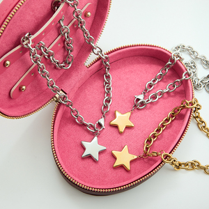 Collana con Ciondolo Minimalista e Trendy in Acciaio Inossidabile Placcato Oro 18K, Ciondolo a Stella a Cinque Punte Bicolore Liscio - Product Image 3
