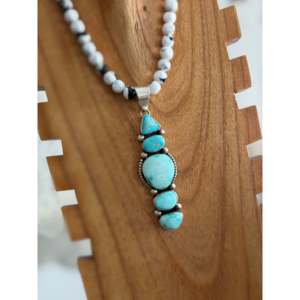 Pendentif de style religieux Kathleen Livingston Royston en argent sterling avec turquoise sertie clos et incrustation de rubis à motif numérique, Inde - Product Image 3