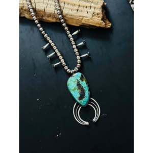 Collier Squash Blossom en turquoise noire et argent sterling, fait main par des artisans Navajo, bijou culturel de collection - Product Image 4