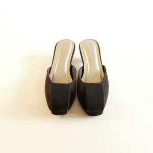 Elegantes Sandalias Negras de Tacón Bajo KMS, Nuevo Producto de Alta Calidad con Diseño Moderno Premium, Hechas a Mano en Indonesia con Silicona - Product Image 3