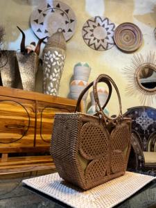 กระเป๋าถือหวายทรงกลมลายผีเสื้อสานด้วยงานฝีมือหวายออกแบบโดยช่างฝีมือชาวอินโดนีเซีย - Product Image 2