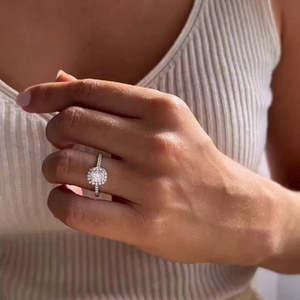 Anillo de compromiso con halo de diamantes cultivados en laboratorio de 1.50 ct con corte cojín y engaste tipo catedral, certificado por IGI - Product Image 5