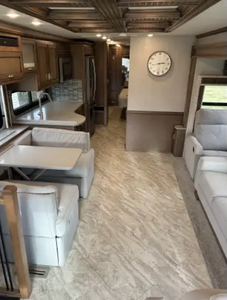 Autocaravana Moderna Grande Usada de 2019, Newmars Canyon Star 3719 Clase A con Habitación Tipo Caravana para Viajes y Campamentos - Product Image 3