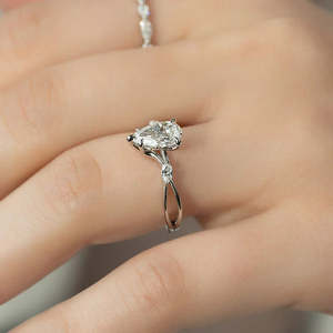 Bague de fiançailles en argent 925 avec diamant moissanite élégant de forme poire, design fantaisie pour les occasions spéciales - Product Image 4