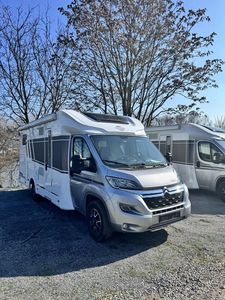Camping-car de luxe 4x4 tout-terrain avec cuisine et salle de bain intégrées pour le camping. - Product Image 6