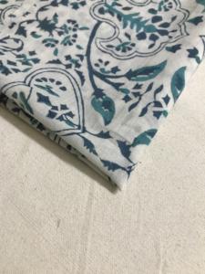 Tela de Algodón Estampada a Mano con Diseño Floral de Medallón Árabe Simétrico en Azul Verde Azulado sobre Base Blanca - Product Image 4