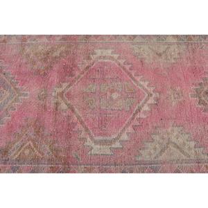 Tapis turc vintage en laine 3,4x13 pieds, tapis Herki rose et gris patchwork, tapis sud-ouest avec envers en latex - Product Image 5