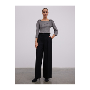 Blusa de Oficina a la Moda con Detalle de Lazo y Estampado, Diseño Elegante de Top Corto - Product Image 1