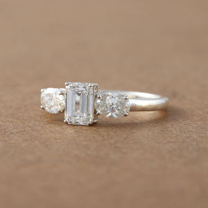 3,00 TCW Esmeralda corte laboratorio cultivado diamante tres piedras ajuste lujoso 14K oro sólido anillo de compromiso anillo de regalo para mujeres IGI - Product Image 6