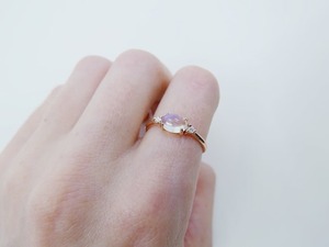 Bague artisanale plaquée or et argent, ovale, en pierre de lune arc-en-ciel bleue et perle, style vintage, sertie à griffes, certifiée par un tiers - Product Image 4