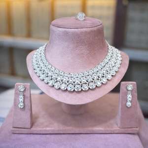 Ensemble de bijoux de mariée en argent plaqué argent exquis avec zircone cubique, collier bib entièrement en cristal et boucles d'oreilles pendantes à pompon 63025 - Product Image 6