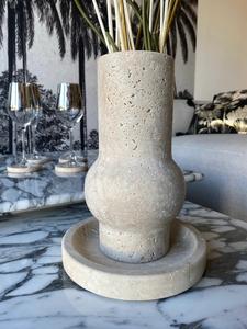 Vase incurvé en pierre de travertin élégant, design texturé artisanal, décoration minimaliste moderne, accent pour les pampas et la mise en scène florale - Product Image 4