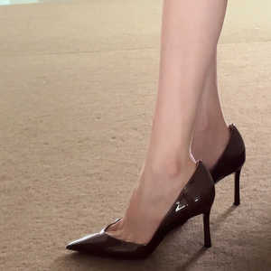 Zapatos de Tacón Alto Profesionales para Mujer, Primavera 2025, Estilo Stiletto, Charol en V, Punta Puntiaguda, Boca Poco Profunda, Color Café - Product Image 1