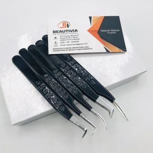 Pince à épiler d'extension de cils impression coeur brillant noir marque privée personnalisée forte adhérence durable en acier inoxydable beauté pointue - Product Image 4