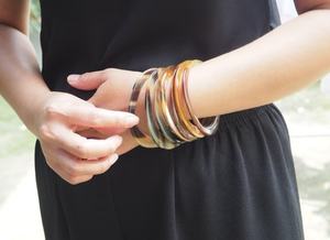 Brazaletes y Pulseras de Cuerno Genuino en Elegante Tono Natural, Joyería Ligera y Duradera - Product Image 5