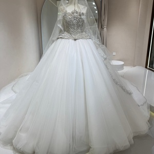 Robe de mariée moderne élégante sans manches avec perles, dentelle, fleurs en cristal et traîne chapelle pour femme DW0201 - Product Image 1