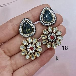 Boucles d'oreilles Kundan indiennes traditionnelles avec perles détaillant des bijoux ethniques de mariée pour les mariages et les festivals d'Inde - Product Image 1