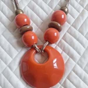 สร้อยคอลูกปัดเรซิ่นทำมือ Craft Exim เครื่องประดับแฟชั่นระดับพรีเมียมสำหรับผู้หญิง สไตล์ทันสมัย ใส่ได้ทุกฤดู เหมาะสำหรับงานปาร์ตี้ ของขวัญ คุณภาพส่งออก - Product Image 1