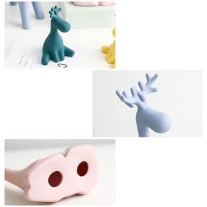 ของตกแต่งโต๊ะรูปกวางเรนเดียร์หลากสีสันน่ารักเน้นการใช้งานที่บ้านขี้เล่นเหมาะสำหรับห้องเด็กโต๊ะวันหยุดหรืองานฉลองเทศกาล - Product Image 4