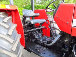 Tractor de Ruedas Massey Ferguson 390 4WD de 80HP con Motor Estándar Plateado, Bomba de Caja de Cambios y Rodamientos - Product Image 5