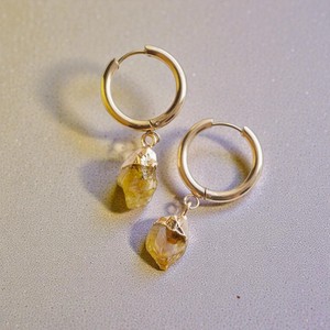 Boucles d'oreilles créoles en or vermeil 18 carats personnalisables, faites à la main, avec citrine, pierres précieuses brutes naturelles, bijoux pour mariages, boucles d'oreilles en cristal - Product Image 1