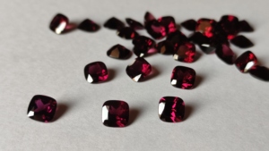 Vente en gros de pierres précieuses grenat rhodolite violettes de qualité 6mm en forme de coussin Quartz naturel pierres de coupe lâches avec coupe à facettes - Product Image 3