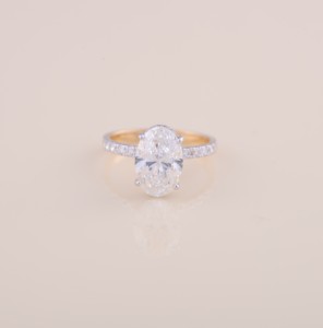 Anillo de compromiso con diamante ovalado cultivado en laboratorio de 3 quilates y pavé redondo de 0.506 quilates en oro amarillo, blanco y rosa de 14 quilates - Product Image 1