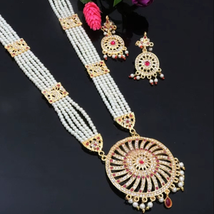 Superbe ensemble de bijoux plaqué or pour les femmes modernes comprenant des boucles d'oreilles collier pour une soirée quotidienne et des événements spéciaux - Product Image 1