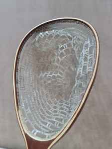 Filet à main en bois de haute qualité pour la pêche à la mouche et la libération de la truite avec un long crochet de suspension élastique profond - Product Image 6