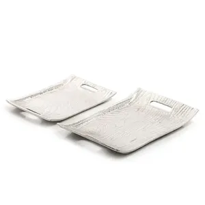 Plateaux de service en métal moulé d'aluminium avec poignées gaufrées et bordure Barware Boissons Plateau de service Plateau personnalisé OEM - Product Image 1