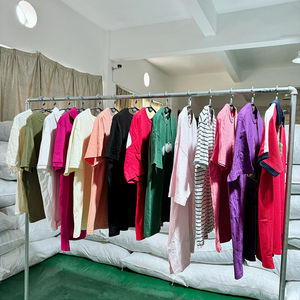 Venta al por mayor de jeans, camisetas, chaquetas y gorras usados en fardos, calidad grado A, ropa de segunda mano limpia y clasificada para tiendas de segunda mano y organizaciones benéficas. - Product Image 4