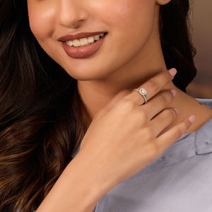 Anillo solitario Daze El diseño elegante y moderno es perfecto para cualquier ocasión, añadiendo un toque de glamour a tu look. - Product Image 3