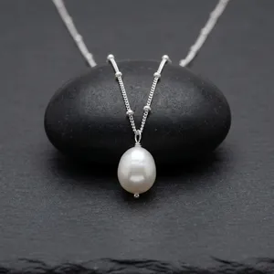 Collar con Colgante de Perla de Agua Dulce, Cadena Blanca Estilo Satélite, Diseño Minimalista en Plata de Ley 925, Ideal para Fiestas de Compromiso en Junio - Product Image 1