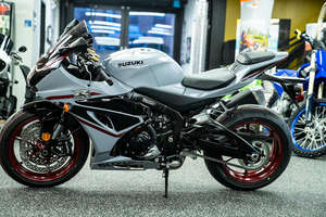 มอเตอร์ไซค์สปอร์ตไบค์ ซูซูกิ GSX-R1000 ปี 2024 ระบบ DOHC 4 สูบ 4 วาล์ว - Product Image 2