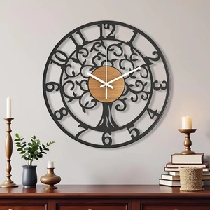 Horloge murale élégante en métal et bois Le design intemporel ajoute une touche sophistiquée à tous les intérieurs de maison ou de bureau - Product Image 2
