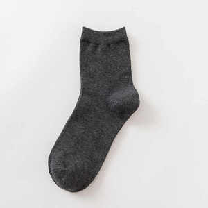 Chaussettes de haute qualité pour hommes OEM avec logo Chaussettes en coton à la mode avec logo personnalisé pour hommes nouveau design de chaussettes pour hommes - Product Image 4