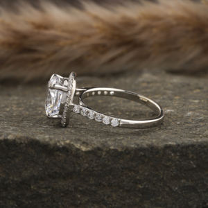 Bague de fiançailles en diamant taillé coussin de laboratoire Certificat en argent sterling Bague luxueuse en diamant de style halo et pavé Cadeau pour elle - Product Image 2