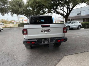 Gladiator Rubicon 4dr Crew Cab 4WD SB Usado en Buen Estado - Product Image 5