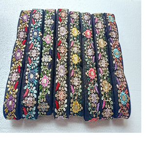 Cordones de trabajo de hilo bordados hechos a medida en patrón de scalaping y en opciones multicolores en bordado de lentejuelas. - Product Image 6