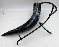 Corne de buffle naturelle de qualité indienne buvant corne de Viking sculptée conception animale antique support en fer poli