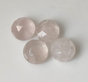 พลอยโรสควอตซ์สีชมพูธรรมชาติทำมือ ขนาด 3 มม.-30 มม. ทรงกลมเจียระไนแบบบริลเลียนท์ พร้อมเอฟเฟกต์เปลี่ยนสีและประกายไฟ สำหรับทำเครื่องประดับขายส่ง - Product Image 1