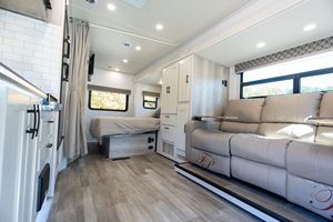 Sprinter 3500XD Isata Serie 3 2023 ~7,500 Millas, Turbodiésel V6, Deslizador de Pared, Cama Queen-Size - Product Image 5