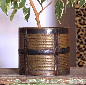 Maceta Decorativa de Metal de la Mejor Calidad para Plantas, Decoración del Hogar, Decoración de Jardines de Hoteles - Product Image 1