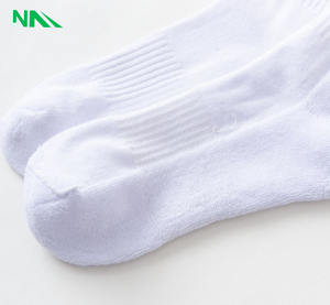 Maquette gratuite Chaussettes d'équipage personnalisées en élasthanne/polyester de haute qualité pour hommes Respirant Casual Digital Print Logo Body Colorful Character - Product Image 3