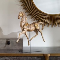 Sculpture en métal de cheval de haute qualité Ornement de table artistique artisanal Pièce maîtresse accrocheuse pour les espaces élégants