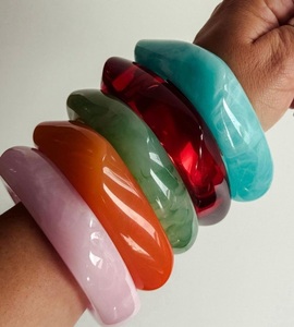 Brazaletes de Resina Elegantes y Lisos para Mujer, Resistentes al Agua, Colores Personalizados y Estilo Adorable - Joyería de Moda para Fiestas y Días Festivos - Product Image 4